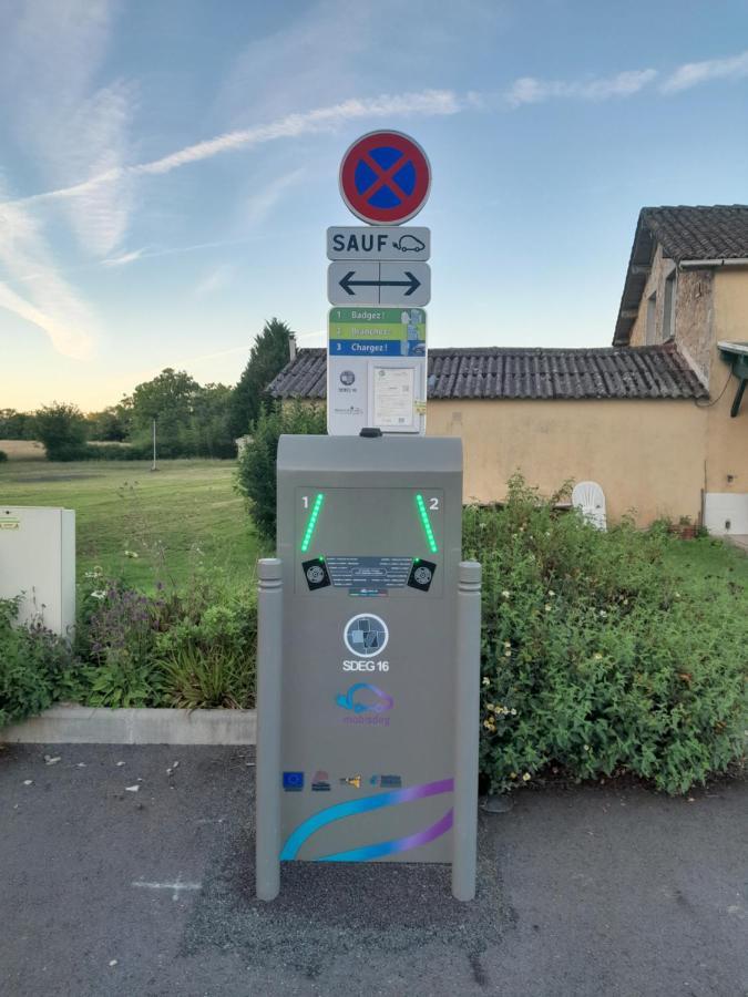 Auberge La Marchadaine Montrollet Exteriör bild